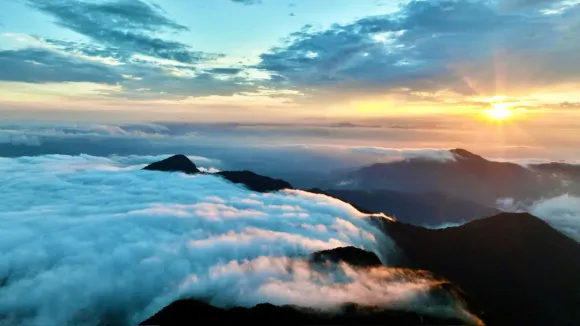 BACH MA TREKKING DAY TOUR: CLOUD HUNTING & CONQUERING THE GREAT FOREST